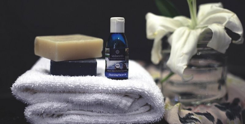 Vedaearth Cleansing Facial Oil for gentle skincare