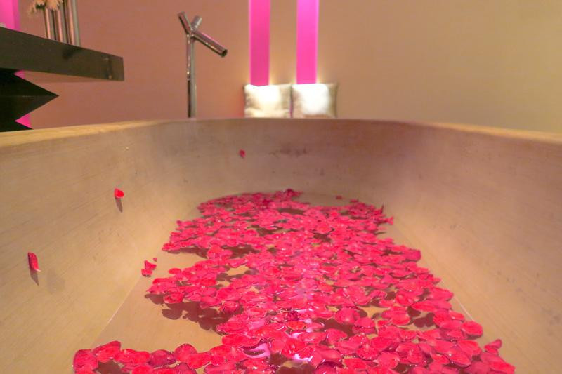 Elegant reception area at Quan Spa Mumbai, offering a tranquil welcome to guests.