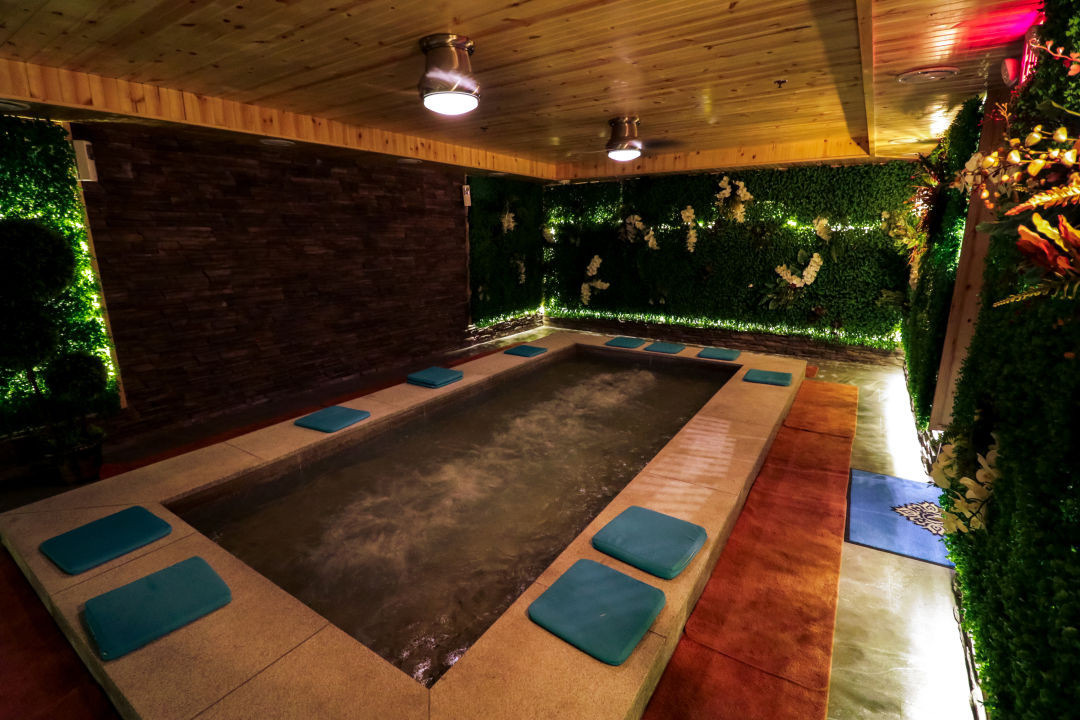 Hot and cold foot spa