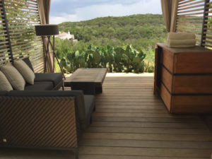Relaxation area at Loma de Vida Spa with natural light